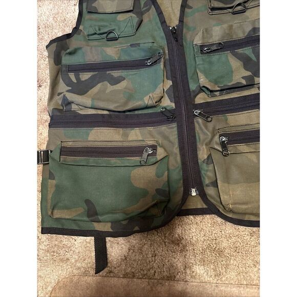 Camouflage Hunting Vest Medium - Picture 2 of 5